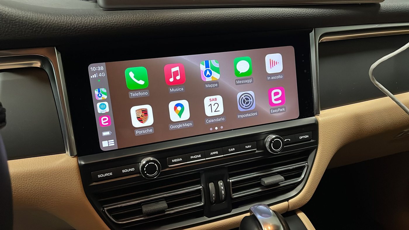 ポルシェ純正PCMに表示されたCarPlayのホーム画面